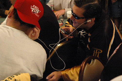 La moda dei Poker Players: occhiali da sole, cappelli e iPod