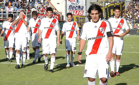 <br />  Strano ma vero,<strong> in Argentina la crisi del calcio ha il colore del nero più preoccupante</strong>. Le squadre di calcio sono sempre di più indebitate e la Federazione Calcio Argentina, ha dovuto addirittura rinviare l'inizio del campionato. E' preoccupante la situazione non credete? Proprio nella terra dove il calcio è venerato in ogni angolo, oggi si sente solo il sapore di tensioni e problemi. <strong>Negli ultimi mesi si è pensato di tutto per poter salvare questo pesante momento dal fallimento</strong>, che segnerebbe anche un grave colpo all'economia.</p> <p><strong>L'idea più fattibile è stata quella di chiedere un aiuto al mondo del Poker</strong>, ma che relazione ci può essere mai tra calcio e poker? Vi informiamo che un anno fa proprio l'Argentina ha fatto guerra al gioco del poker, live e online e ora invece la vediamo ritornare positivamente sui propri passi. <strong>Infatti in questi giorni è stato approvando un emendamento che legalizza il gaming online, </strong>e in due o tre mesi diventerà legge di Stato.</p> <p><img src=