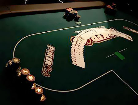 La Notte del PokerClub: Luca Franchi domina il Day 2