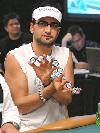 Antonio Esfandiari e una prop bet al ristorante