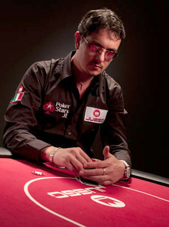 Luca Pagano si gode un attimo di relax prima del World Series of Poker