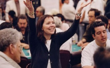 Annie Duke difende il poker alla Commissione Finanze