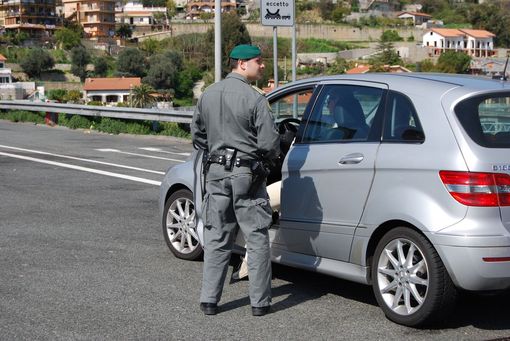 Acireale denunciate 25 persone per poker illegale 