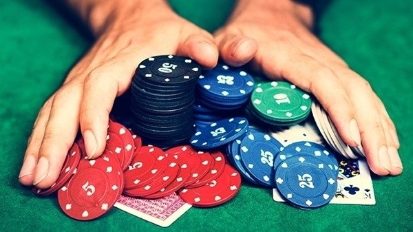giocare a poker sul tavolo verde